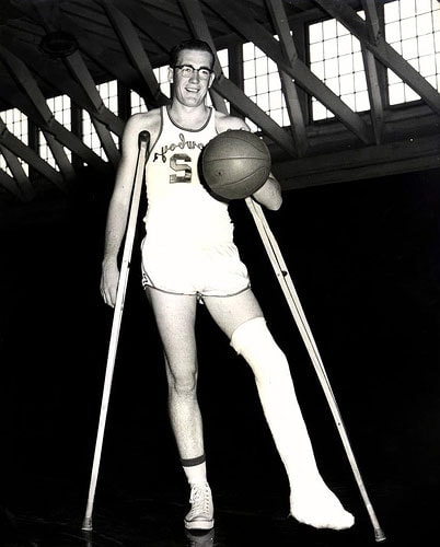 Doyle Brunson de jugador de basket con muletas