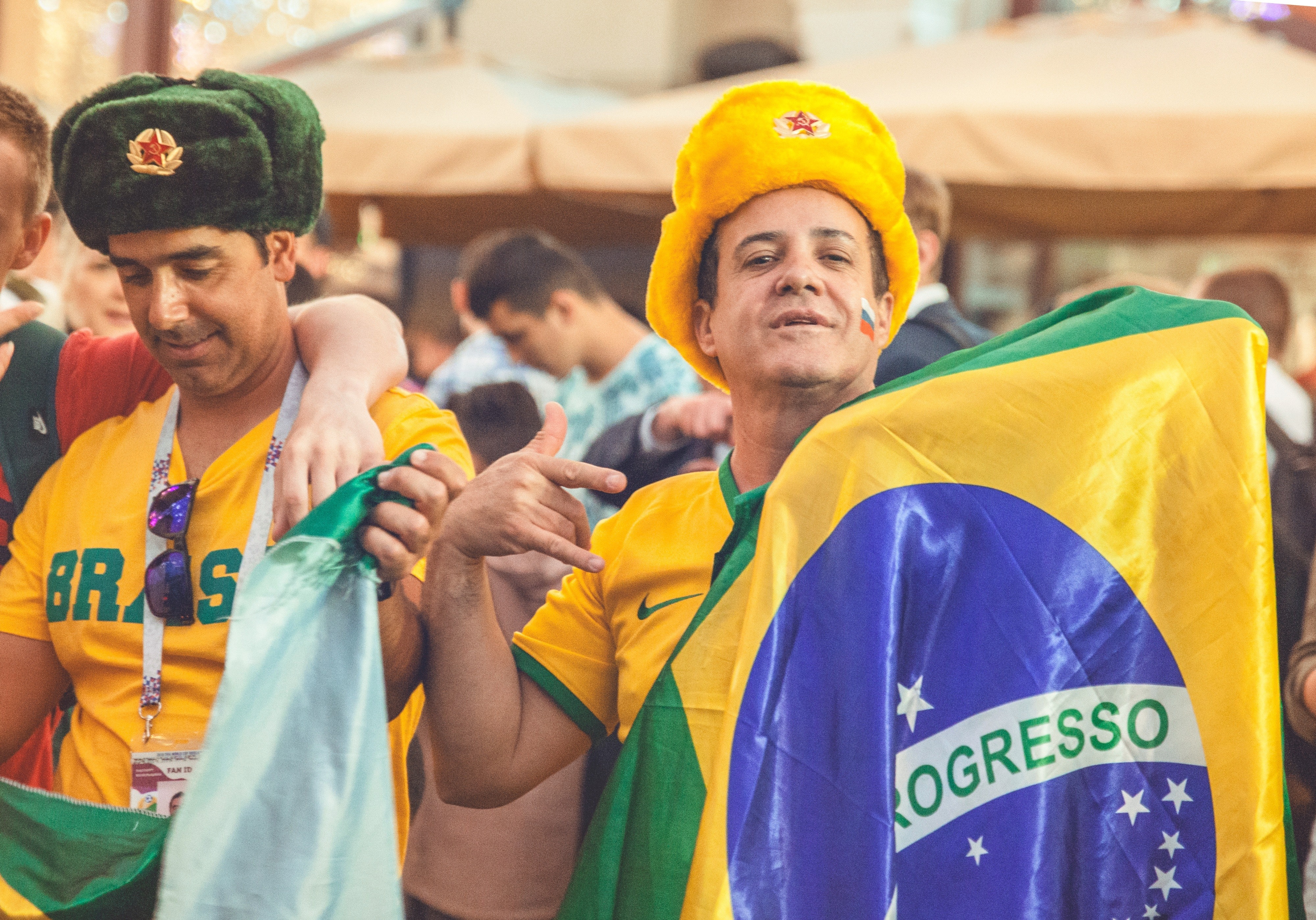 Dos hombres con la bandera de Brasil