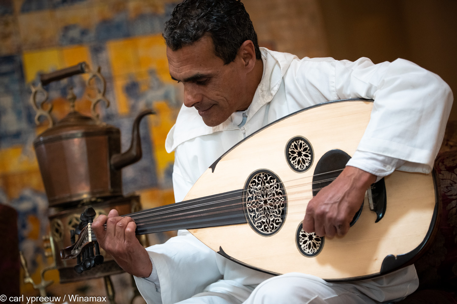 Un marroquí tocando la guitarra